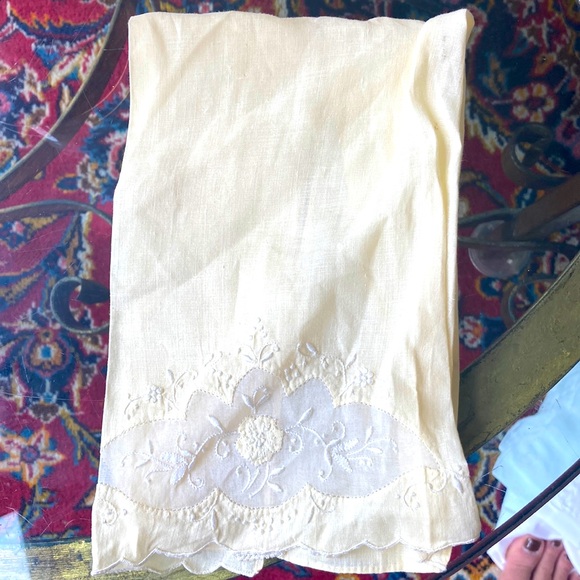 One fine linen embroidered tea towels. A muted butter yellow Vintage 1960s - Picture 2 of 6